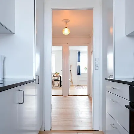 Spacious And Bright 2-bedroom In Green